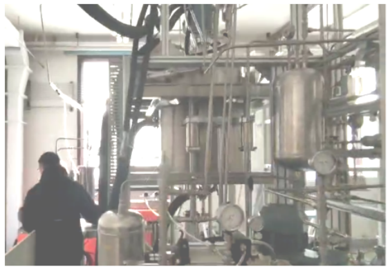 多釜‌高压乙烯聚合反应装置